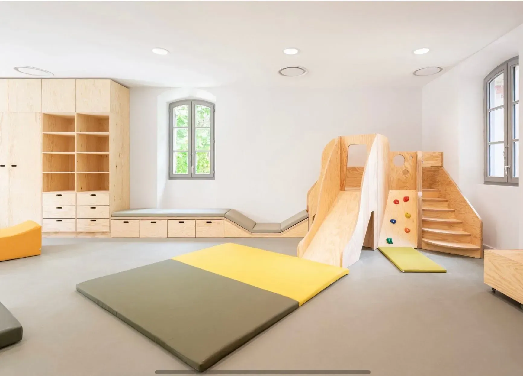 Matelas de sol sur mesure et parcours de motricité en mousse pour une crèche.