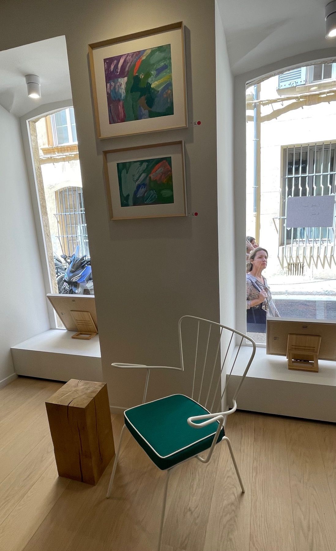 Coussin vert d'assise sur mesure pour une chaise de musée lors d'un vernissage.