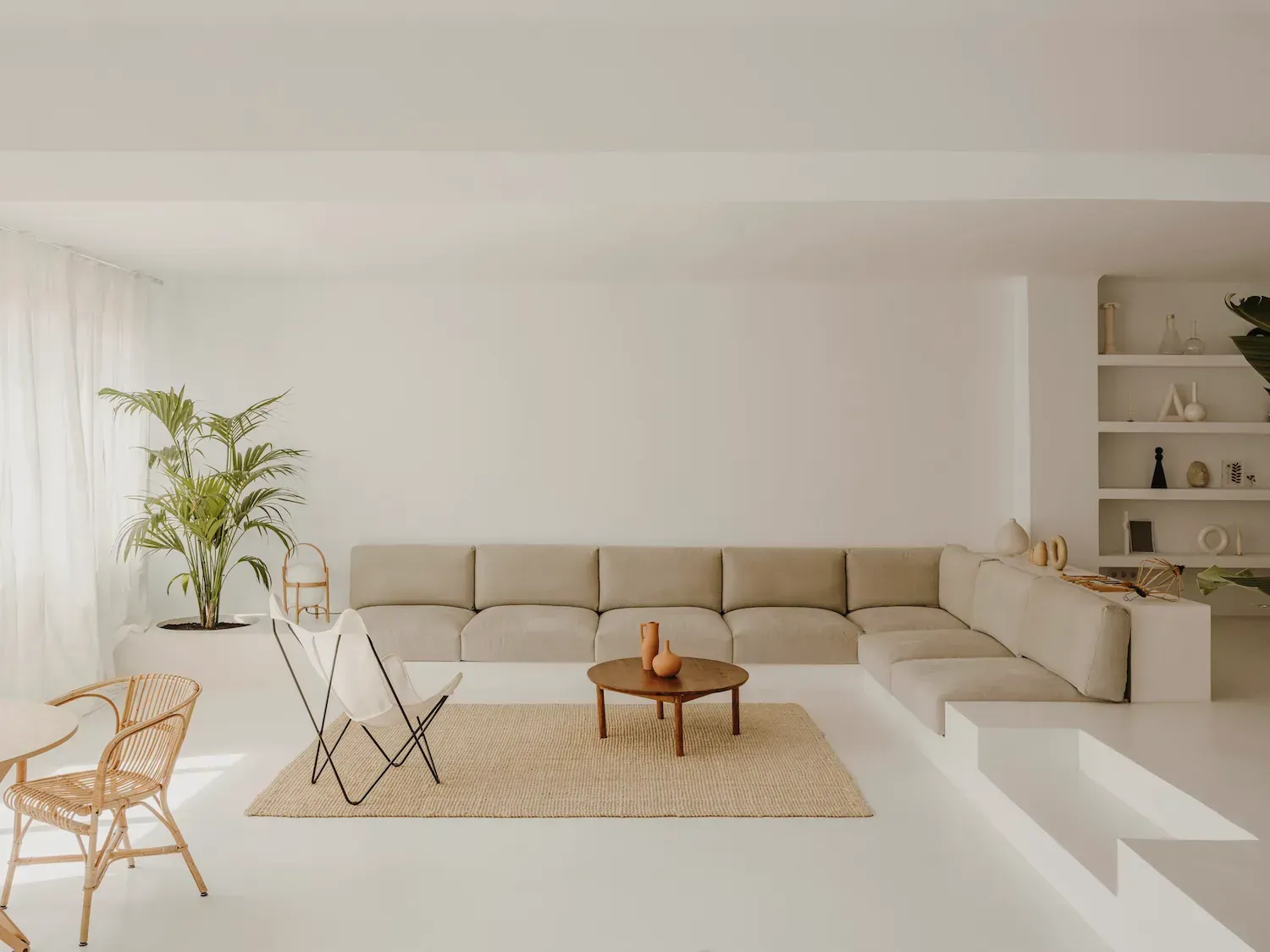 Canapé beige clair avec coussins, salon minimaliste lumineux, ambiance scandinave, inspiration déco épurée