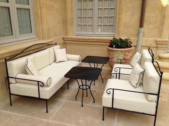 Coussins d'assise et de dossier sur mesure pour les fauteuils extérieurs en fer forgé de l'Hôtel de Caumont à Aix.
