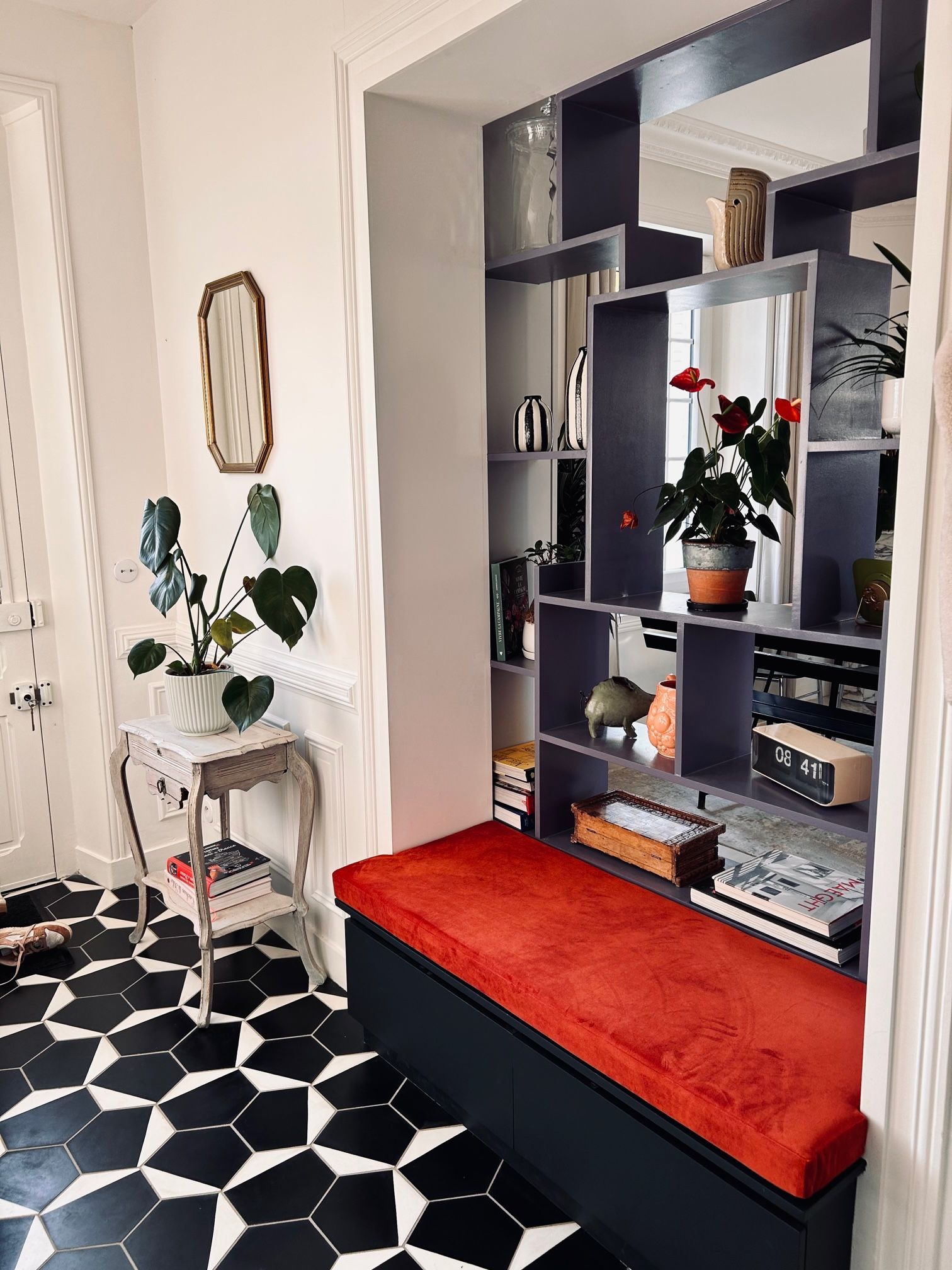 Coussin de banquette sur mesure en velours rouge vif intégré à un meuble d'entrée sur mesure.