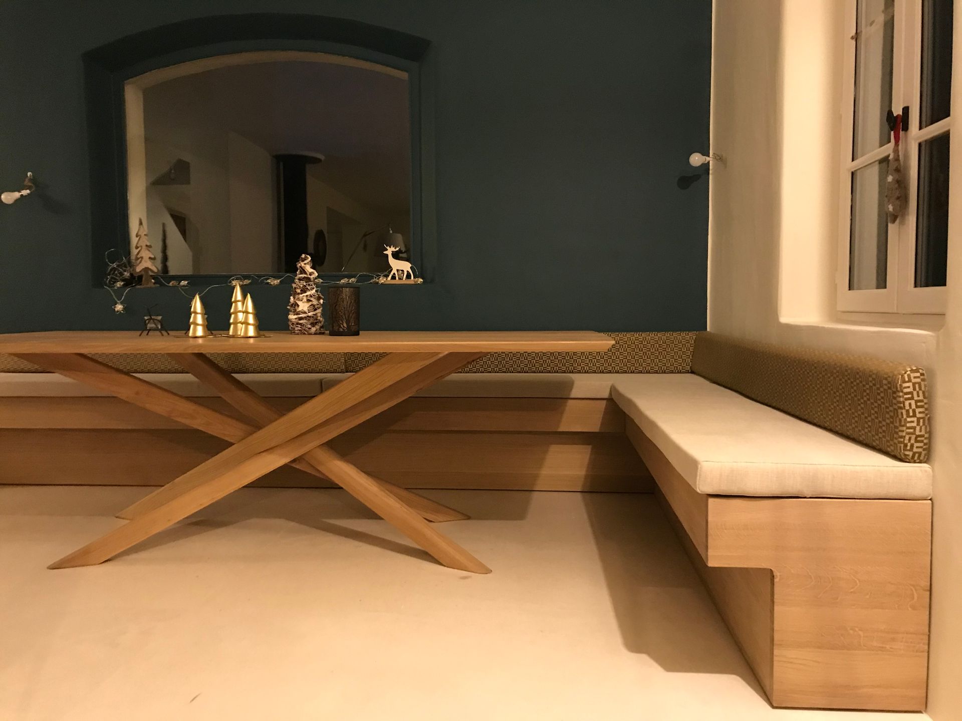 Long coussin d'assise sur mesure beige clair pour un banc en bois de salle à manger.