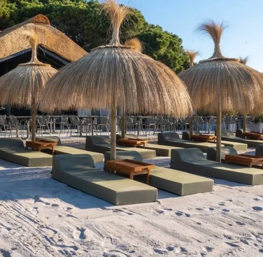 Lits de plage (beds) avec matelas extérieurs sur mesure pour l'aménagement de la Kosten Plage.