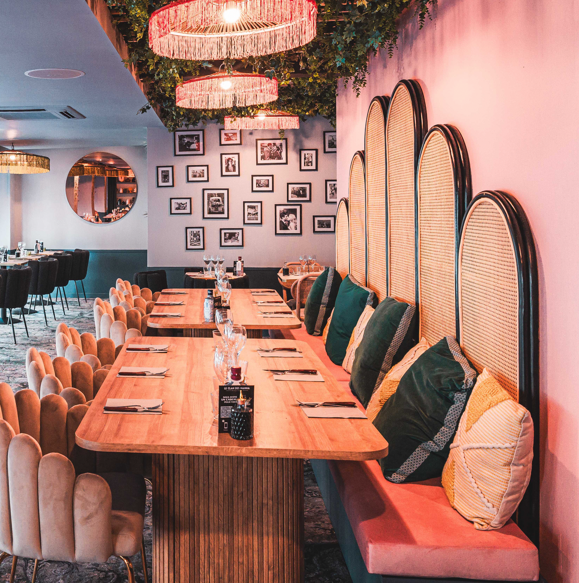 Longue banquette de restaurant avec coussins d'assise verts et roses sur mesure pour Le Clan des Mamma.