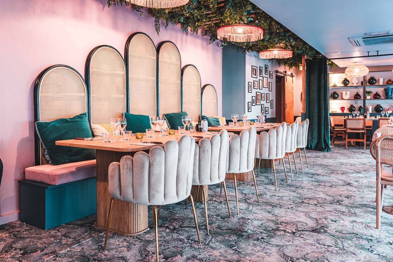 Coussins d'assise sur mesure pour chaises de restaurant en velours dans une salle du Clan des Mamma.