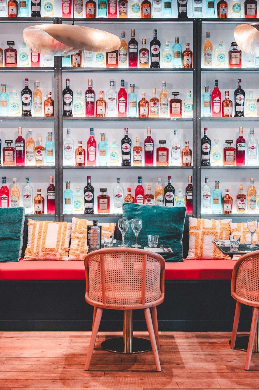 Banquette de bar avec coussins d'assise sur mesure rouges devant le comptoir du Clan des Mamma.