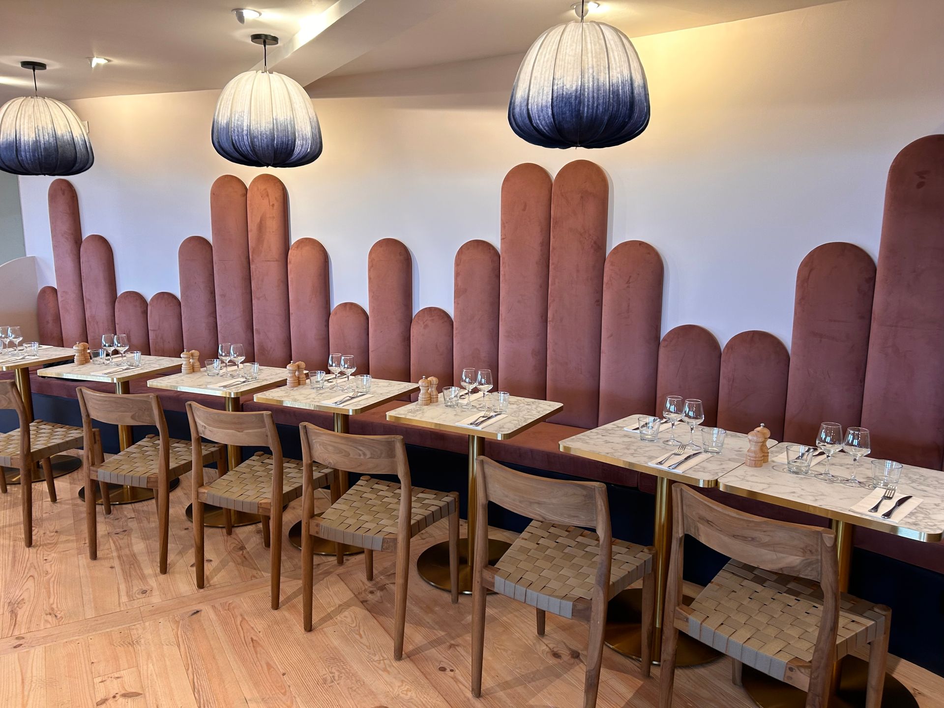 Coussins de dossier de banquette originaux et sur mesure pour le restaurant Le France.