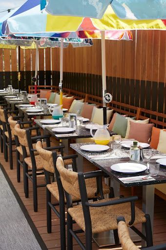 Coussins extérieurs et banquettes colorées sur mesure pour la terrasse du Mama Shelter Paris