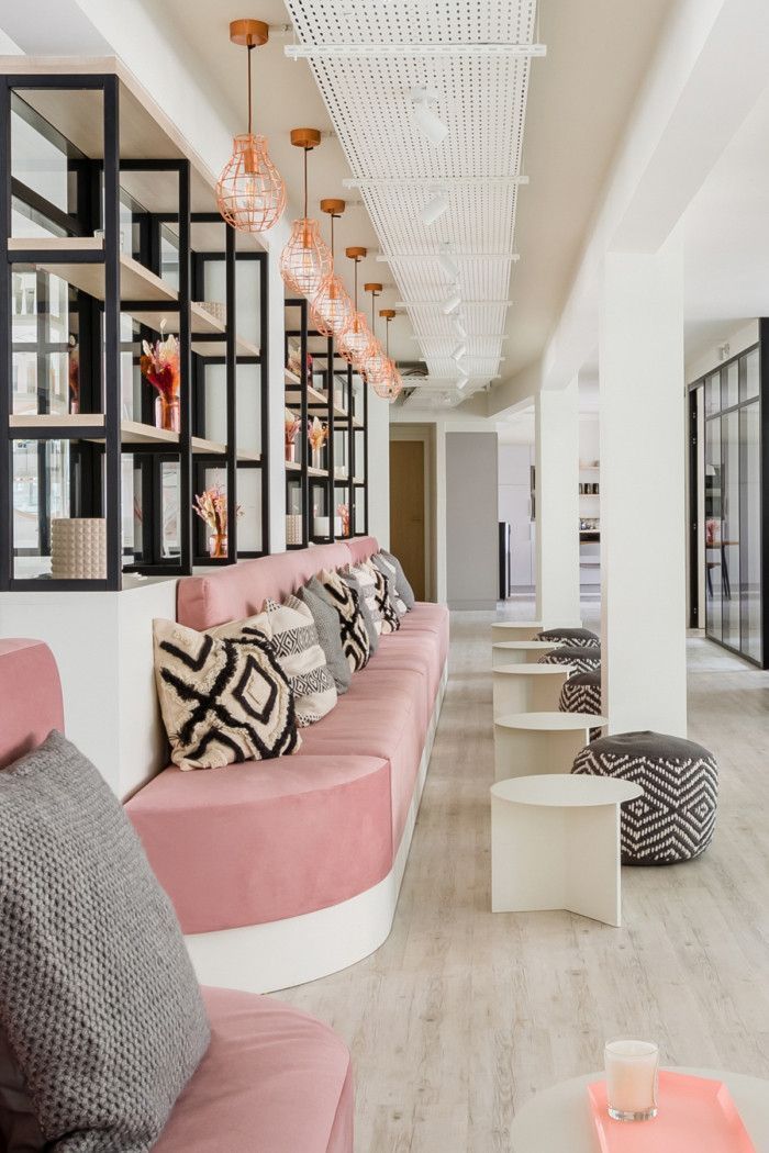 Coussins de banquette sur mesure roses et blancs pour l'aménagement des bureaux Oh My Cream.