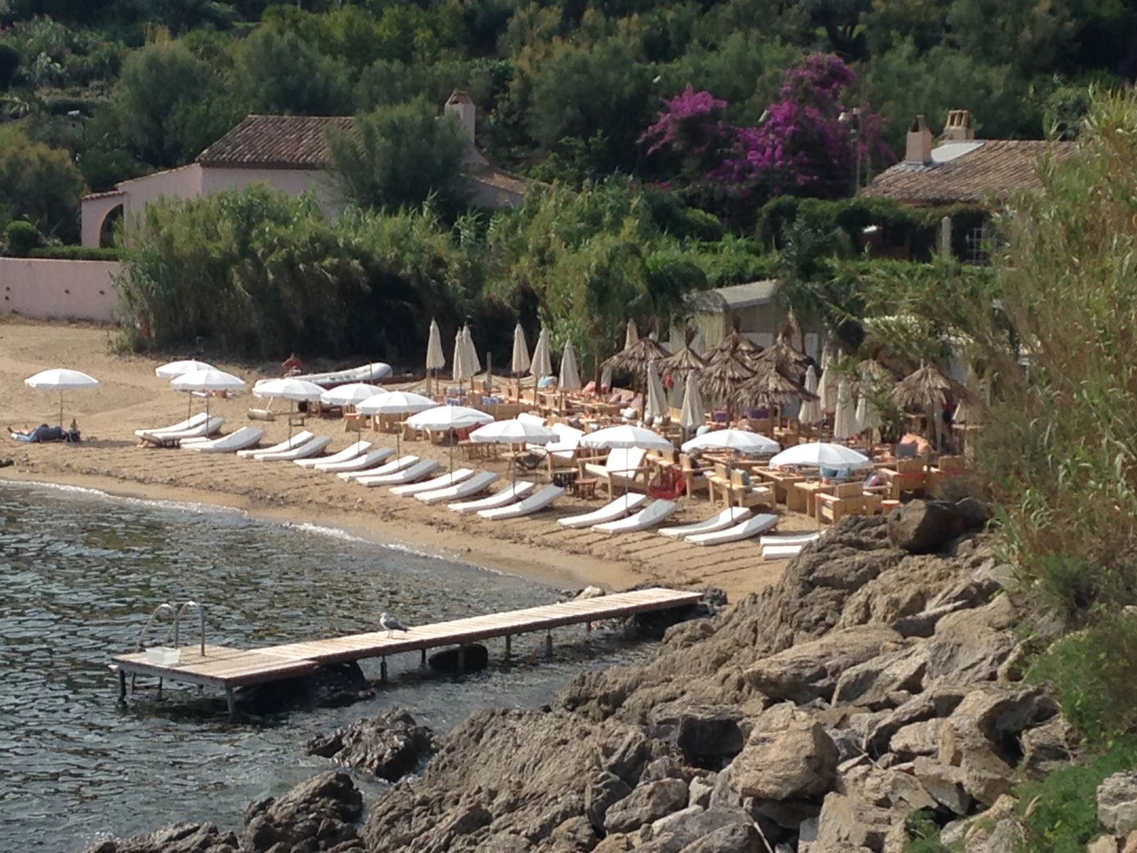 Matelas de plage sur mesure pour l'aménagement des transats de la Plage des Graniers à Saint-Tropez.