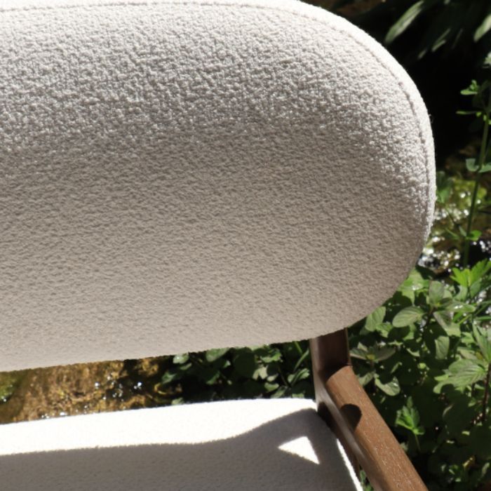 Zoom sur le dossier d'un fauteuil d'extérieur en tissu bouclé blanc cassé Agora Signature Soul.
