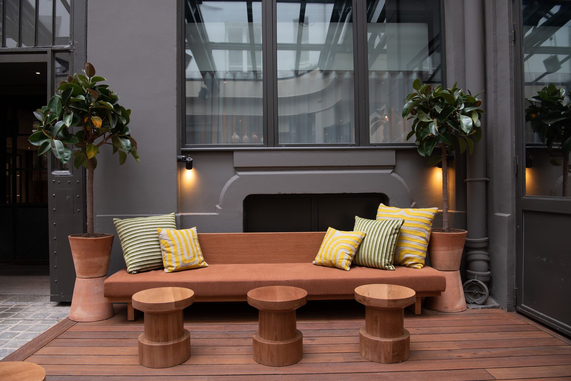 Long coussin d'assise extérieur terracotta sur mesure avec coussins décoratifs pour la terrasse de Tekes.