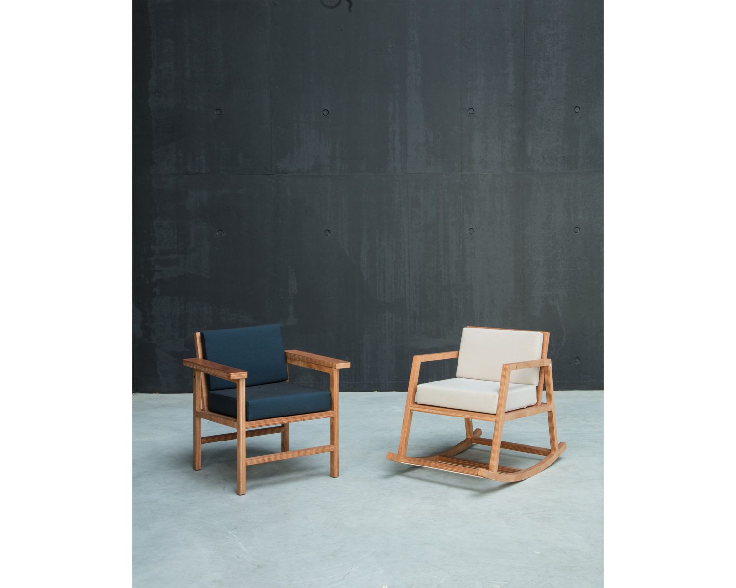Fauteuils en teck avec coussins d'assise bleu et beige sur mesure pour le Théâtre du Maillon à Strasbourg.