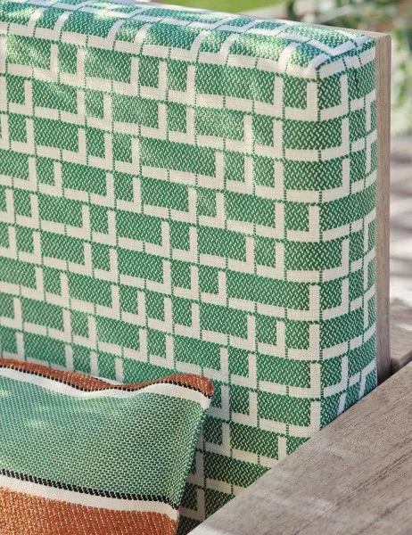 Détail d'un coussin d'assise haut de gamme avec motif graphique vert et blanc, tissu résistant collection Amalfi.