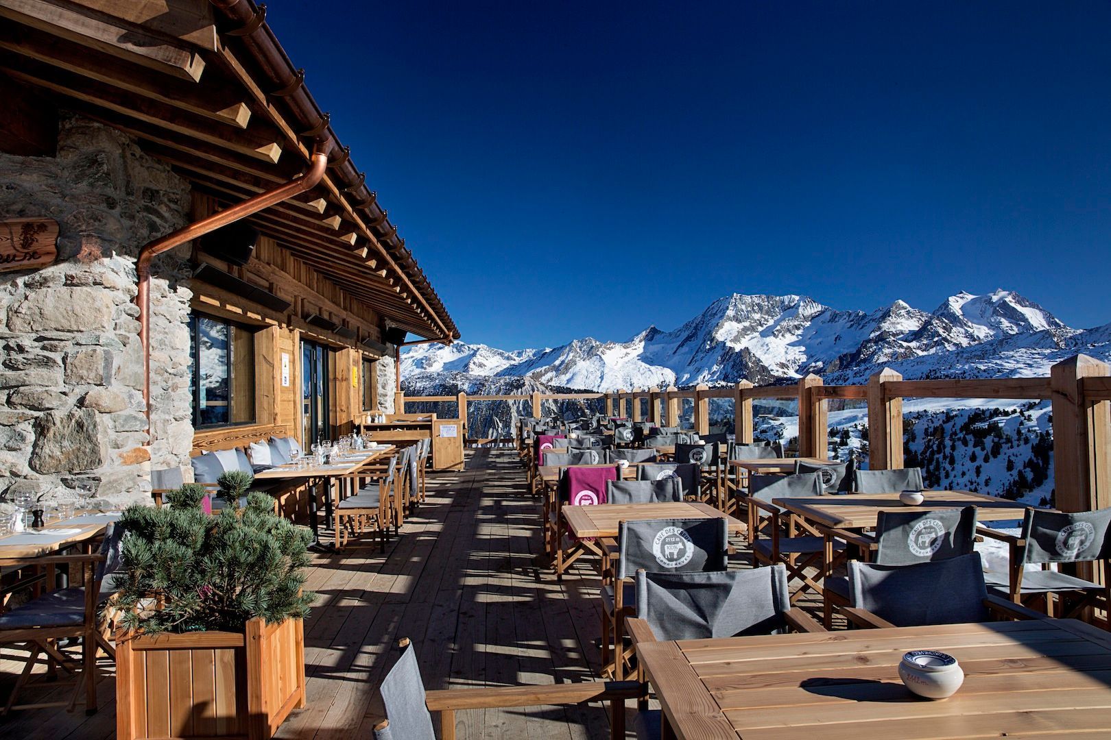 Coussins et galettes d'assise sur mesure pour le restaurant d'altitude La Cave des Creux à Courchevel.