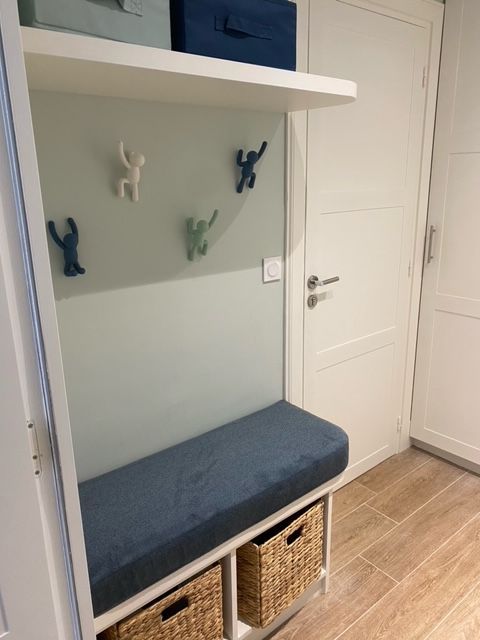 Coussin d'assise sur mesure en tissu bleu texturé pour l'aménagement d'un banc d'entrée.