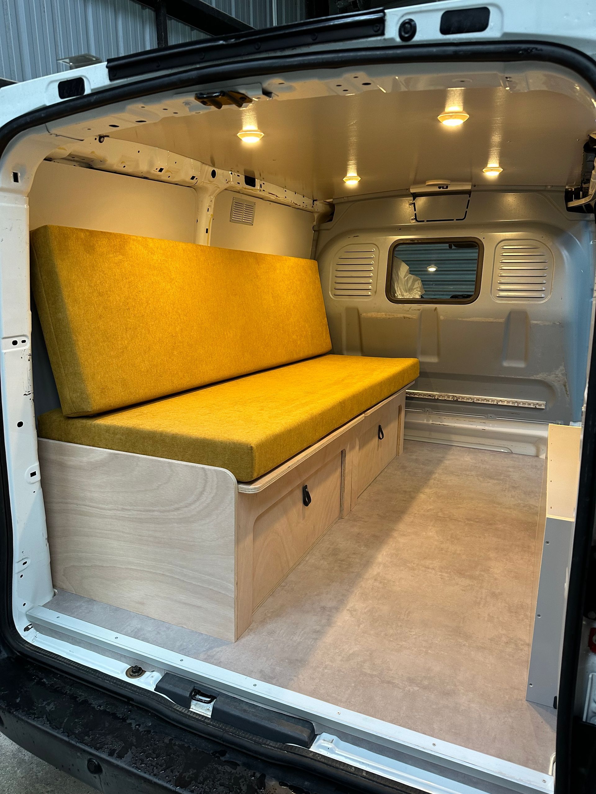 Van aménagé vue arrière avec couchette sur mesure jaune moutarde – matelas fourgon découpe numérique Mousse et Confection