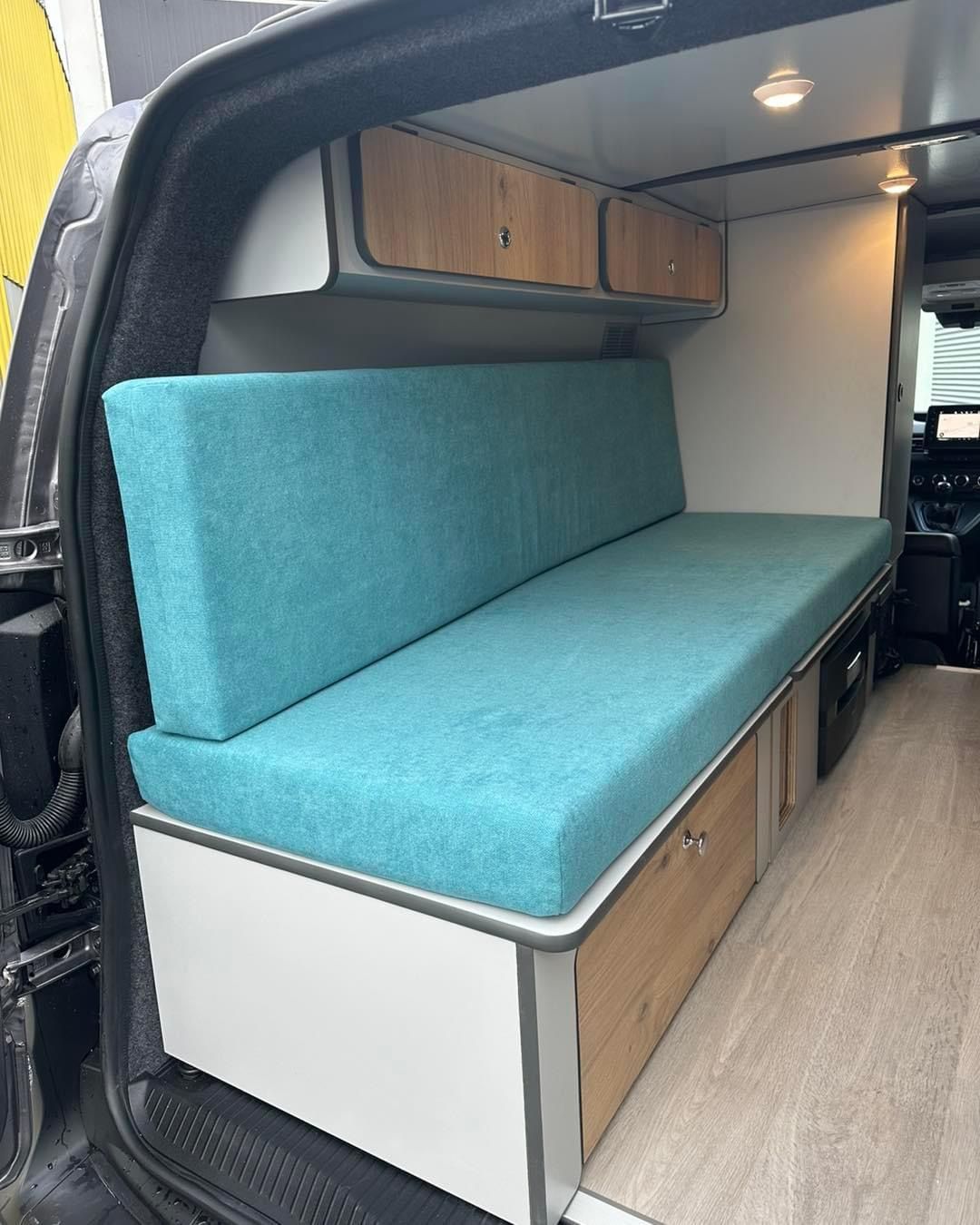Longue banquette sur mesure bleu turquoise dans fourgon aménagé – coussin van life Mousse et Confection