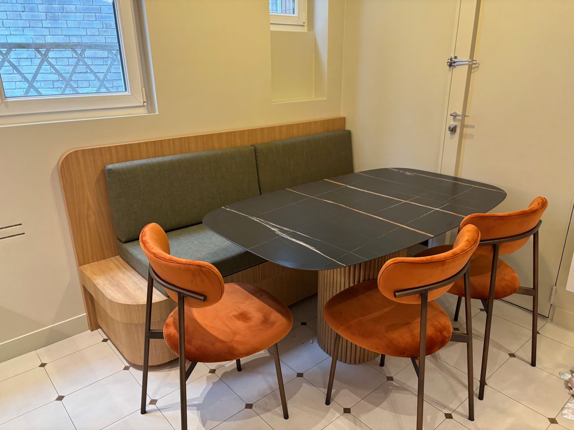 Coussins d'assise et dossiers capitonnés verts sur mesure pour une banquette de table à manger d'angle.