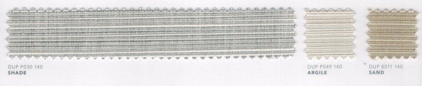 Gros plan sur le tissu Sunbrella Dupione présentant un tissage irrégulier et texturé aux tons gris et blancs.