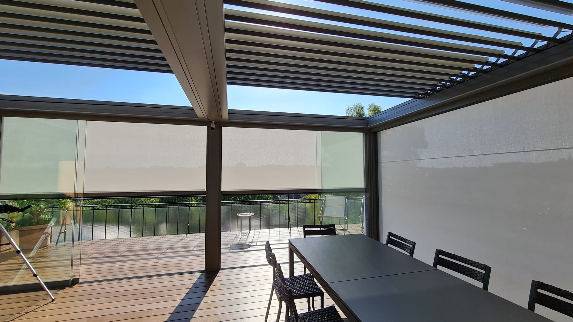 ?? ??????? ????? - Realizzazione Attico zona Roma. Le immagini si riferiscono ad una recente installazione di ????? ??????? abbinata a vetrate panoramiche ?????????. KE GENNIUS KEDRY SKYLIFE è una tenda bioclimatica e il suo tetto a lame mobili retrattili permette di regolare l’intensità della luce e la ventilazione, in funzione delle condizioni meteo. Il sistema è innovativo: con un unico movimento le lame ruotano e arretrano, in apertura e chiusura, consentendo di esprimere al massimo il concetto di regolazione termica e luminosa. Adatta per essere installata sia in contesti residenziali che commerciali, è stata progettata per avere alte prestazioni di schermatura solare, tenuta al vento e riparo in caso di pioggia grazie ad un sistema di deflusso dell’acqua integrato. Grazie alla sua completa modularità, la pergola bioclimatica KEDRY SKYLIFE con lamelle retrattili si presta ad essere inserita ed adattata in spazi di forme diverse, coprendo ampie metrature, e con un impatto estetico minimale. È prevista la possibilità di illuminare il prodotto internamente ed esternamente grazie ad un sistema di strip led integrate nei profili perimetrali. Il massimo comfort è garantito inoltre da una perfetta automazione: APP per smartphone e tablet, ne consentono una perfetta gestione anche da remoto, permettendo di definire tempo e modalità di apertura e chiusura della tenda. ??? ???????????? ? ??????????: https://www.skemalibero.it/contatti #keoutdoor #skemalibero #pergotende #pergolebioclimatiche #vepa #vetratepanoramiche #ecobonus #spaziesterni #keitaly #tendedasole #attico #outdoor #outdoorliving