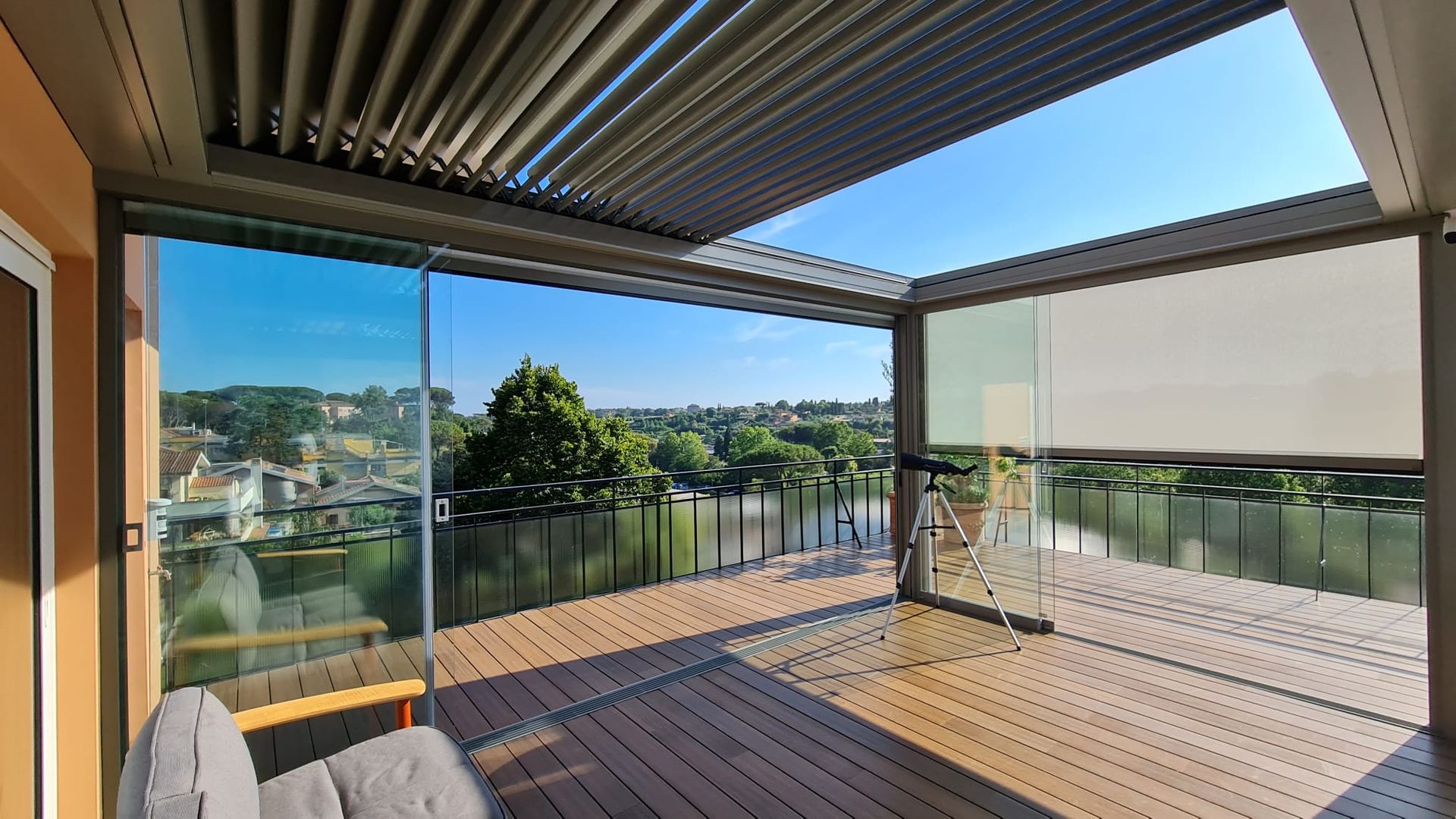 ?? ??????? ????? - Realizzazione Attico zona Roma. Le immagini si riferiscono ad una recente installazione di ????? ??????? abbinata a vetrate panoramiche ?????????. KE GENNIUS KEDRY SKYLIFE è una tenda bioclimatica e il suo tetto a lame mobili retrattili permette di regolare l’intensità della luce e la ventilazione, in funzione delle condizioni meteo. Il sistema è innovativo: con un unico movimento le lame ruotano e arretrano, in apertura e chiusura, consentendo di esprimere al massimo il concetto di regolazione termica e luminosa. Adatta per essere installata sia in contesti residenziali che commerciali, è stata progettata per avere alte prestazioni di schermatura solare, tenuta al vento e riparo in caso di pioggia grazie ad un sistema di deflusso dell’acqua integrato. Grazie alla sua completa modularità, la pergola bioclimatica KEDRY SKYLIFE con lamelle retrattili si presta ad essere inserita ed adattata in spazi di forme diverse, coprendo ampie metrature, e con un impatto estetico minimale. È prevista la possibilità di illuminare il prodotto internamente ed esternamente grazie ad un sistema di strip led integrate nei profili perimetrali. Il massimo comfort è garantito inoltre da una perfetta automazione: APP per smartphone e tablet, ne consentono una perfetta gestione anche da remoto, permettendo di definire tempo e modalità di apertura e chiusura della tenda. ??? ???????????? ? ??????????: https://www.skemalibero.it/contatti #keoutdoor #skemalibero #pergotende #pergolebioclimatiche #vepa #vetratepanoramiche #ecobonus #spaziesterni #keitaly #tendedasole #attico #outdoor #outdoorliving