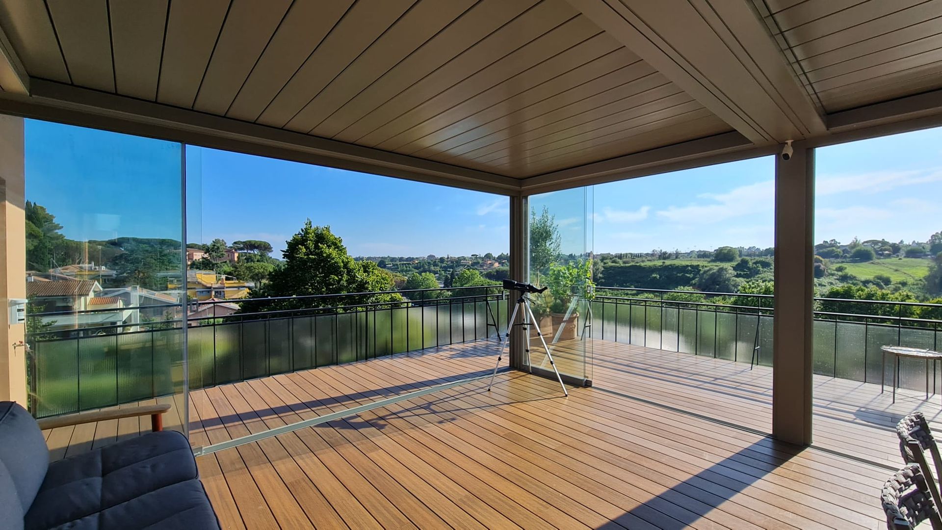 ?? ??????? ????? - Realizzazione Attico zona Roma. Le immagini si riferiscono ad una recente installazione di ????? ??????? abbinata a vetrate panoramiche ?????????. KE GENNIUS KEDRY SKYLIFE è una tenda bioclimatica e il suo tetto a lame mobili retrattili permette di regolare l’intensità della luce e la ventilazione, in funzione delle condizioni meteo. Il sistema è innovativo: con un unico movimento le lame ruotano e arretrano, in apertura e chiusura, consentendo di esprimere al massimo il concetto di regolazione termica e luminosa. Adatta per essere installata sia in contesti residenziali che commerciali, è stata progettata per avere alte prestazioni di schermatura solare, tenuta al vento e riparo in caso di pioggia grazie ad un sistema di deflusso dell’acqua integrato. Grazie alla sua completa modularità, la pergola bioclimatica KEDRY SKYLIFE con lamelle retrattili si presta ad essere inserita ed adattata in spazi di forme diverse, coprendo ampie metrature, e con un impatto estetico minimale. È prevista la possibilità di illuminare il prodotto internamente ed esternamente grazie ad un sistema di strip led integrate nei profili perimetrali. Il massimo comfort è garantito inoltre da una perfetta automazione: APP per smartphone e tablet, ne consentono una perfetta gestione anche da remoto, permettendo di definire tempo e modalità di apertura e chiusura della tenda. ??? ???????????? ? ??????????: https://www.skemalibero.it/contatti #keoutdoor #skemalibero #pergotende #pergolebioclimatiche #vepa #vetratepanoramiche #ecobonus #spaziesterni #keitaly #tendedasole #attico #outdoor #outdoorliving