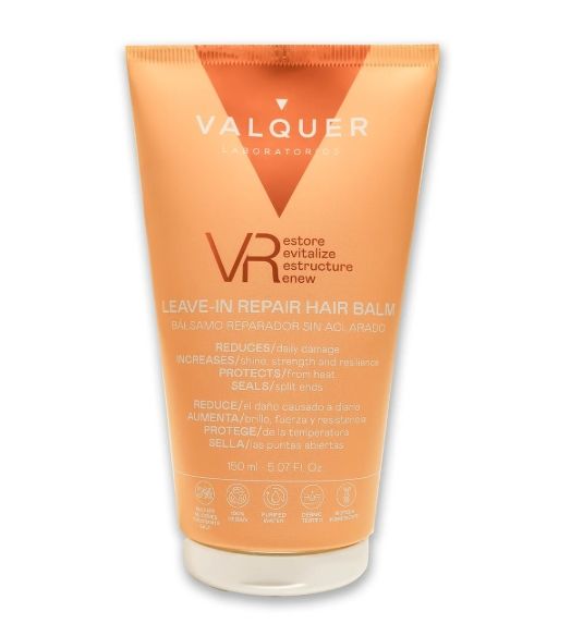Reduce el daño diario en la fibra capilar. Aumenta el brillo, la fuerza y la resistencia del cabello. Protege contra altas temperaturas y agresiones externas. Sella las puntas abiertas para una melena impecable. Perfume irresistible con notas frutales de melocotón, coco y piña, combinadas con un toque floral de jazmín y violeta. Descubre el secreto para un cabello radiante con el nuevo VR Bálsamo Acondicionador Sin Aclarado Reparador, un leave-in diseñado para transformar tu melena. Este tratamiento capilar todo en uno reduce el daño diario, sella las puntas abiertas y protege contra el calor y el estrés, dejando tu cabello más fuerte, brillante y resistente.