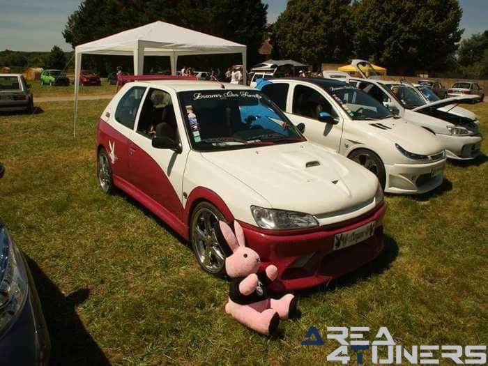 Meeting Du Ford Dauphin Projects
Imagen del reportaje de la revista Tuning Area4tuners.es, de la concentración de coches Tuning del año 2016 en Reugny Francia