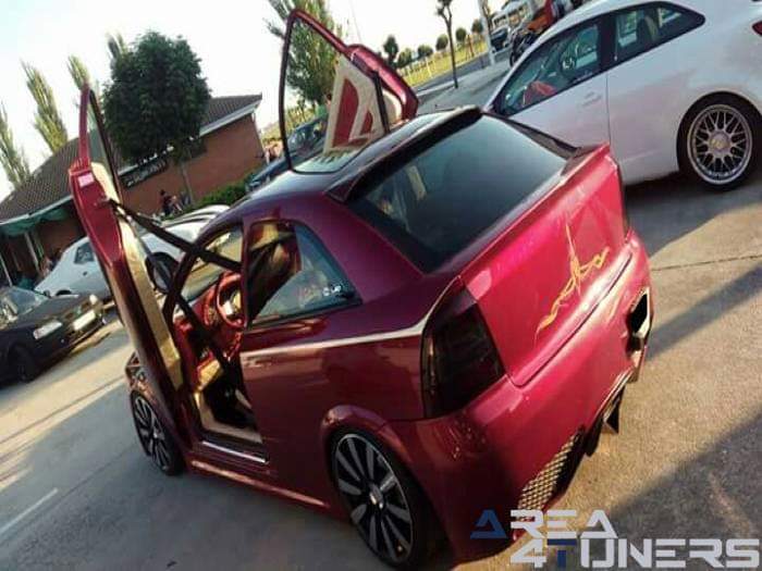 1ª Kdd Tuning Clásicos Villoria
Imagen del reportaje revista Tuning Area4tuners.es, concentración de coches Tuning del año 2016 en Villoria, Salamanca, España