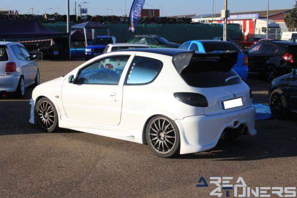 2º Little Garage Tuning Show
Imagen del reportaje revista Tuning Area4tuners.es, concentración de coches Tuning del año 2015 en Palencia, España