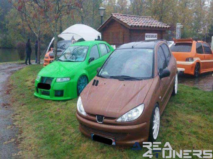 4ª Kustom Design
Imagen del reportaje de la revista Tuning Area4tuners.es, de la concentración de coches Tuning del año 2015 en Saint Sardós Francia