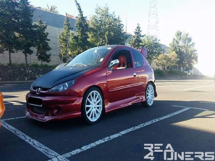 Reyes Para Todos
Imagen del reportaje revista Tuning Area4tuners.es, concentración de coches Tuning del año 2015 en Tenerife, España