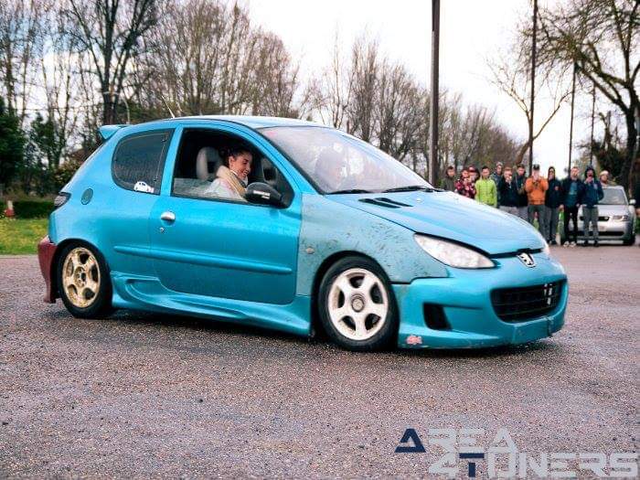 3ª Concentración Benéfica Multiestilo
Imagen del reportaje revista Tuning Area4tuners.es, concentración de coches Tuning del año 2018 en Almodóvar Del Río, Córdoba, España