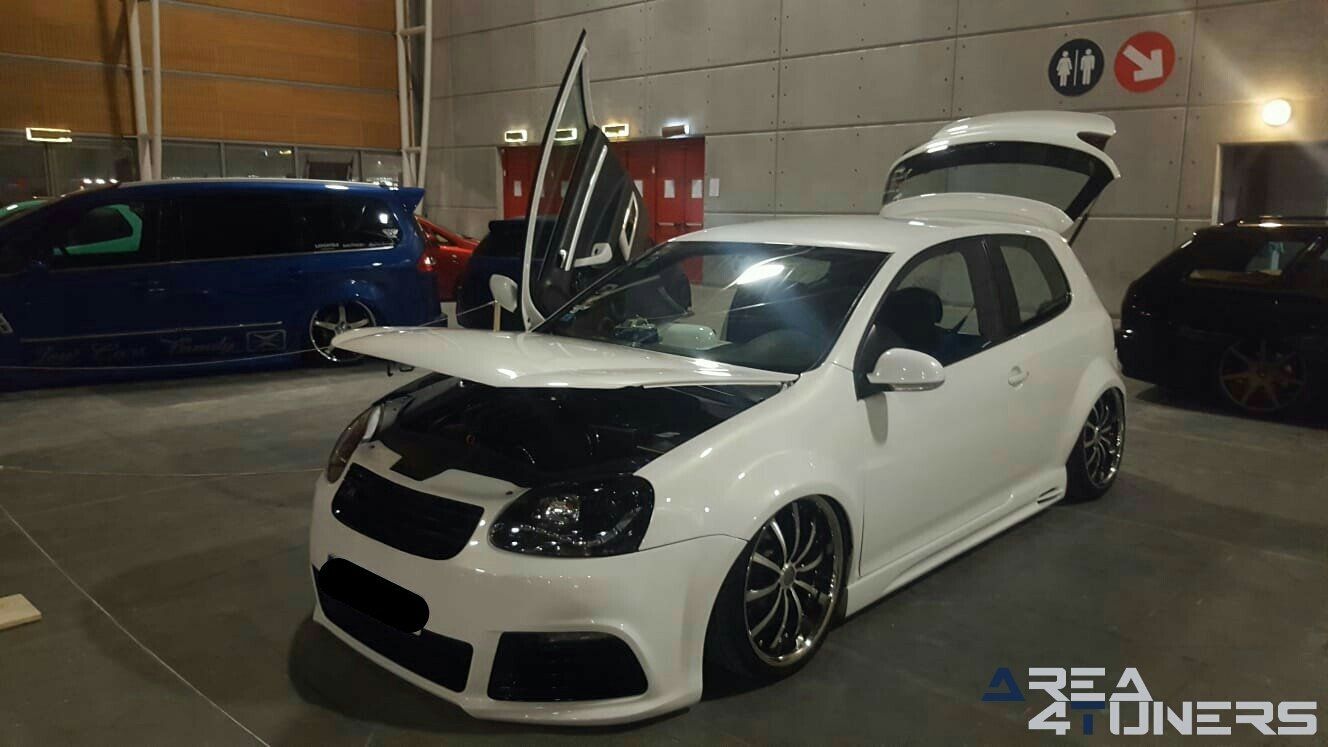 Expo Tuning Torino 2019
Imagen del reportaje de la revista Tuning Area4tuners.es, de la
concentración de coches Tuning del año 2019 en Turín Italia