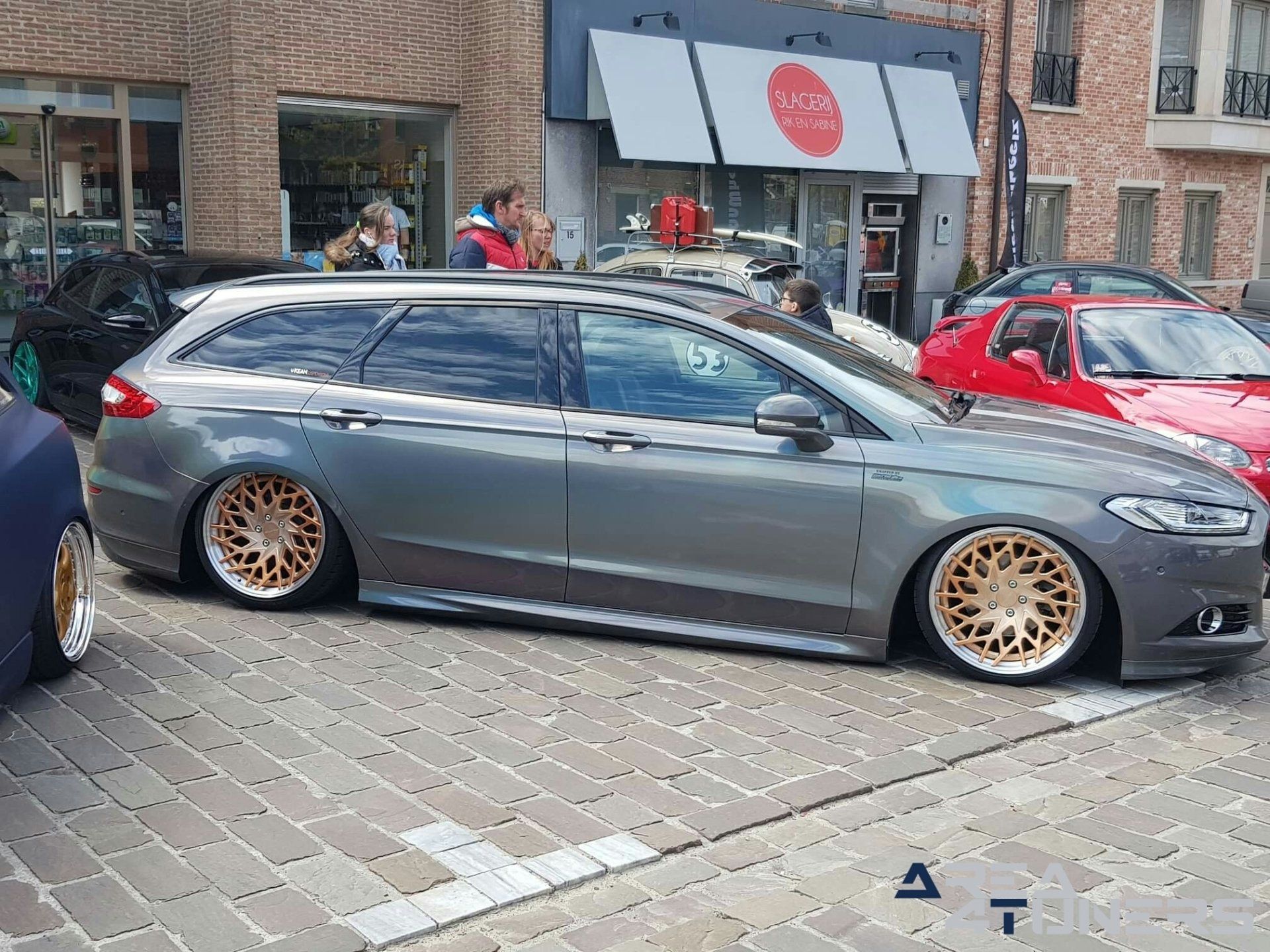 Art On Wheels 2k19
Imagen del reportaje de la revista Tuning Area4tuners.es, de la
concentración de coches Tuning del año 2019 en Moorslede Bégica