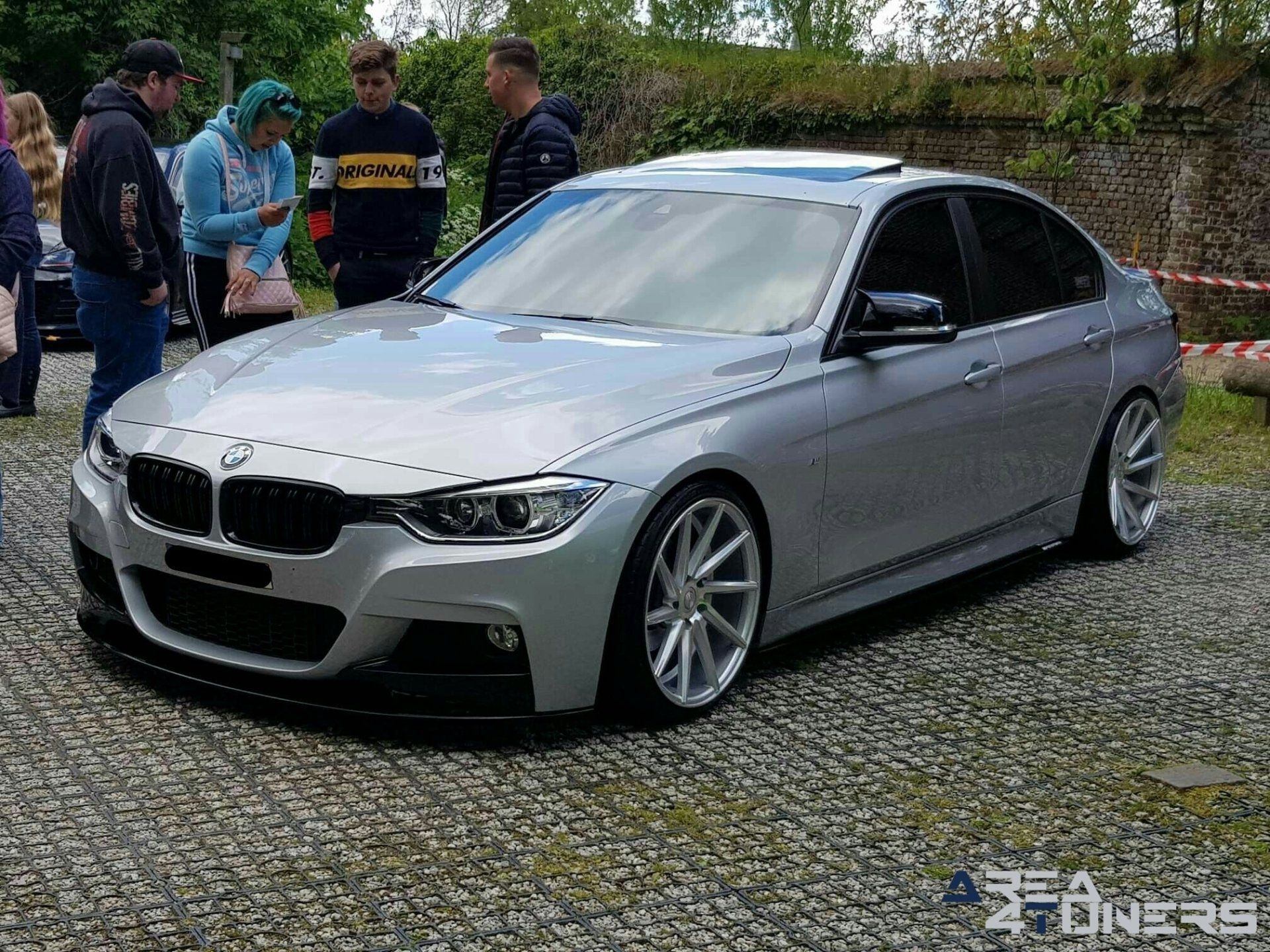 Hoop & Drop Royal Car Event
Imagen del reportaje de la revista Tuning Area4tuners.es, de la
concentración de coches Tuning del año 2019 en Kasteel Van Poeke Aalter Bélgica