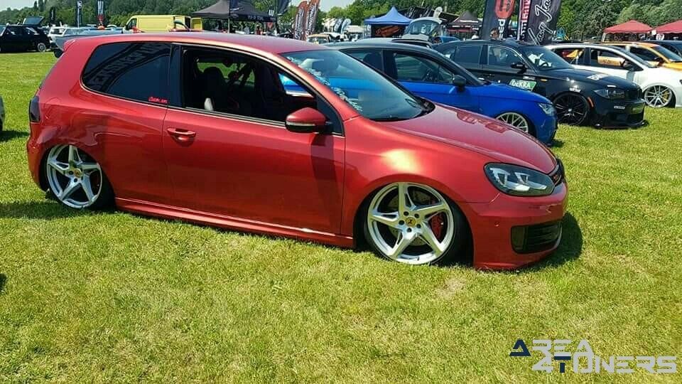 Lowster Event
Imagen del reportaje de la revista Tuning Area4tuners.es, de la
concentración de coches Tuning del año 2019 en Avioclub Montagnana Italia