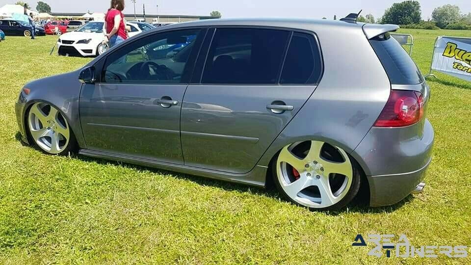 Lowster Event
Imagen del reportaje de la revista Tuning Area4tuners.es, de la
concentración de coches Tuning del año 2019 en Avioclub Montagnana Italia