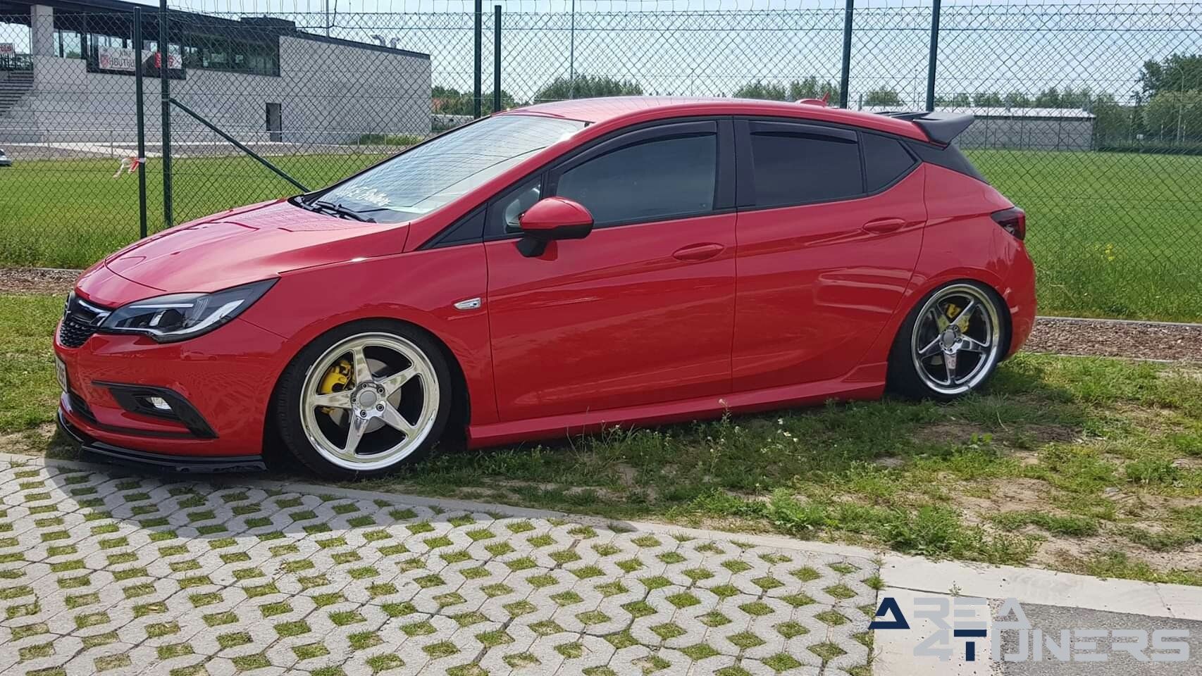 Stay Tuned 2k19
Imagen del reportaje de la revista Tuning Area4tuners.es, de la
concentración de coches Tuning del año 2019 en Houthulst Bélgica