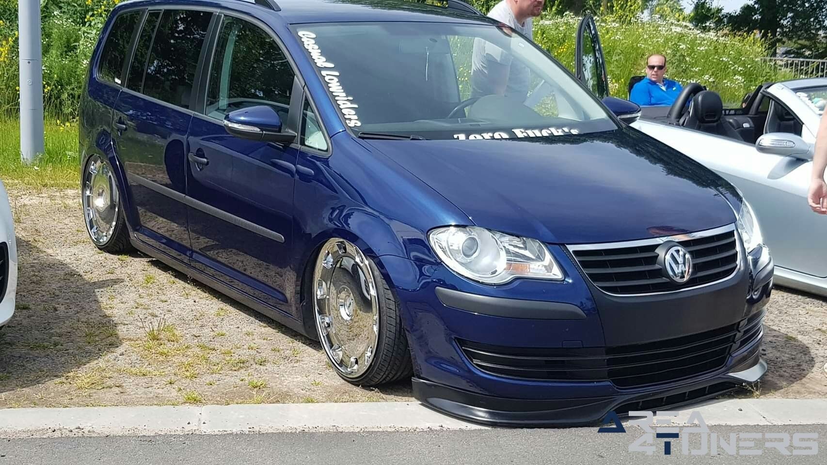 Stay Tuned 2k19
Imagen del reportaje de la revista Tuning Area4tuners.es, de la
concentración de coches Tuning del año 2019 en Houthulst Bélgica