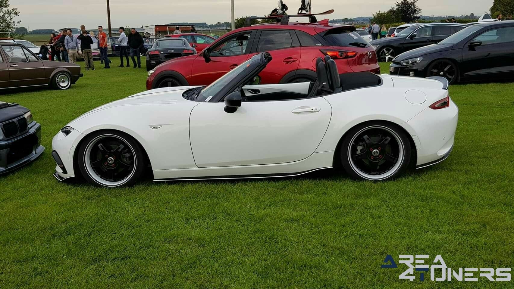 Lowsquad & Gaz
Imagen del reportaje de la revista Tuning Area4tuners.es, de la
concentración de coches Tuning del año 2019 en Taintignies Rumes Bélgica