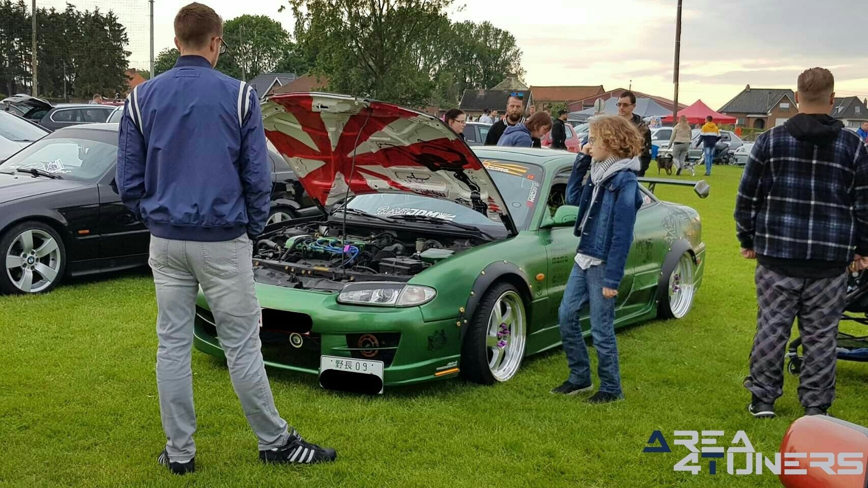 Lowsquad & Gaz
Imagen del reportaje de la revista Tuning Area4tuners.es, de la
concentración de coches Tuning del año 2019 en Taintignies Rumes Bélgica