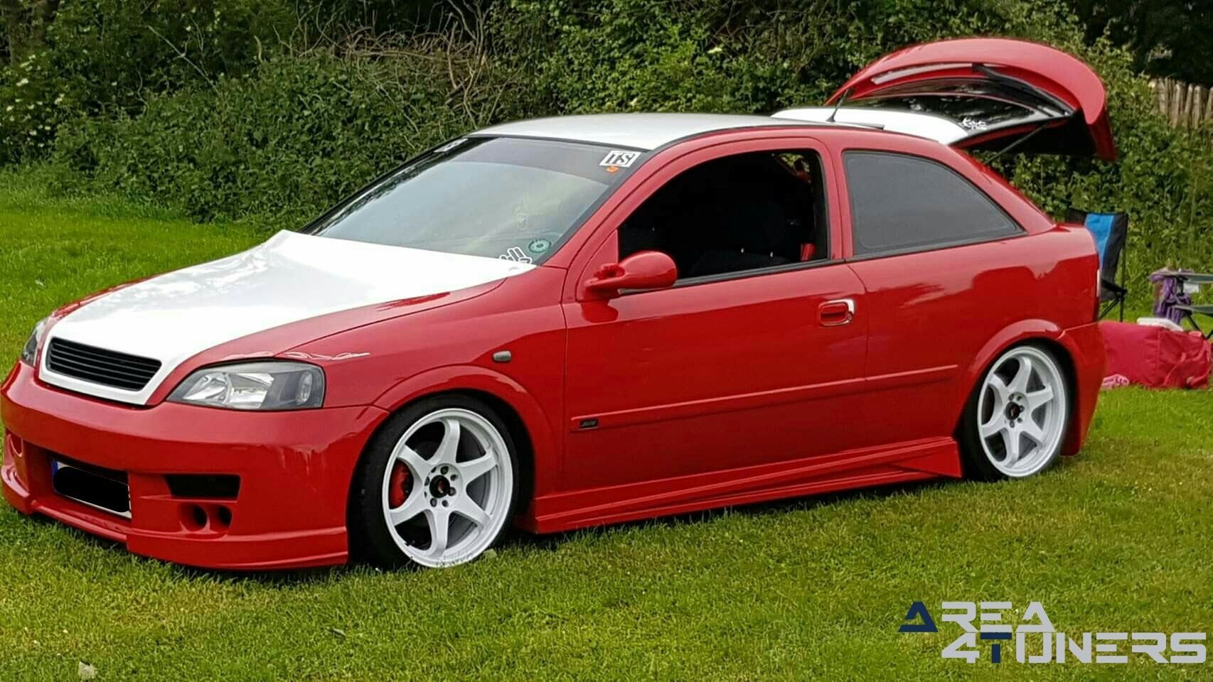 Lowsquad & Gaz
Imagen del reportaje de la revista Tuning Area4tuners.es, de la
concentración de coches Tuning del año 2019 en Taintignies Rumes Bélgica