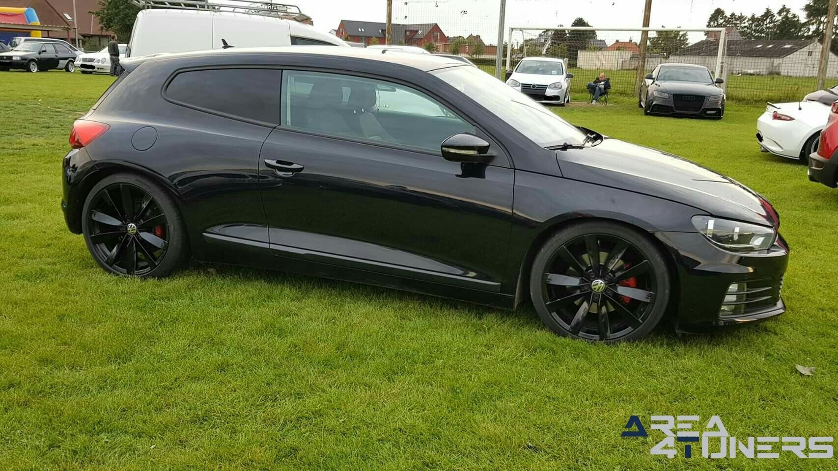 Lowsquad & Gaz
Imagen del reportaje de la revista Tuning Area4tuners.es, de la
concentración de coches Tuning del año 2019 en Taintignies Rumes Bélgica