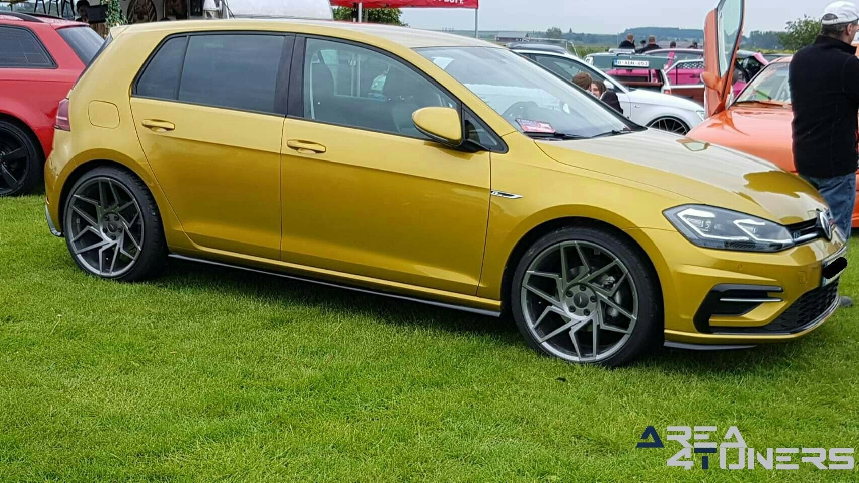 Lowsquad & Gaz
Imagen del reportaje de la revista Tuning Area4tuners.es, de la
concentración de coches Tuning del año 2019 en Taintignies Rumes Bélgica