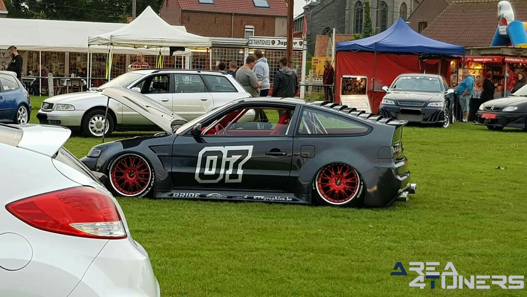 Lowsquad & Gaz
Imagen del reportaje de la revista Tuning Area4tuners.es, de la
concentración de coches Tuning del año 2019 en Taintignies Rumes Bélgica