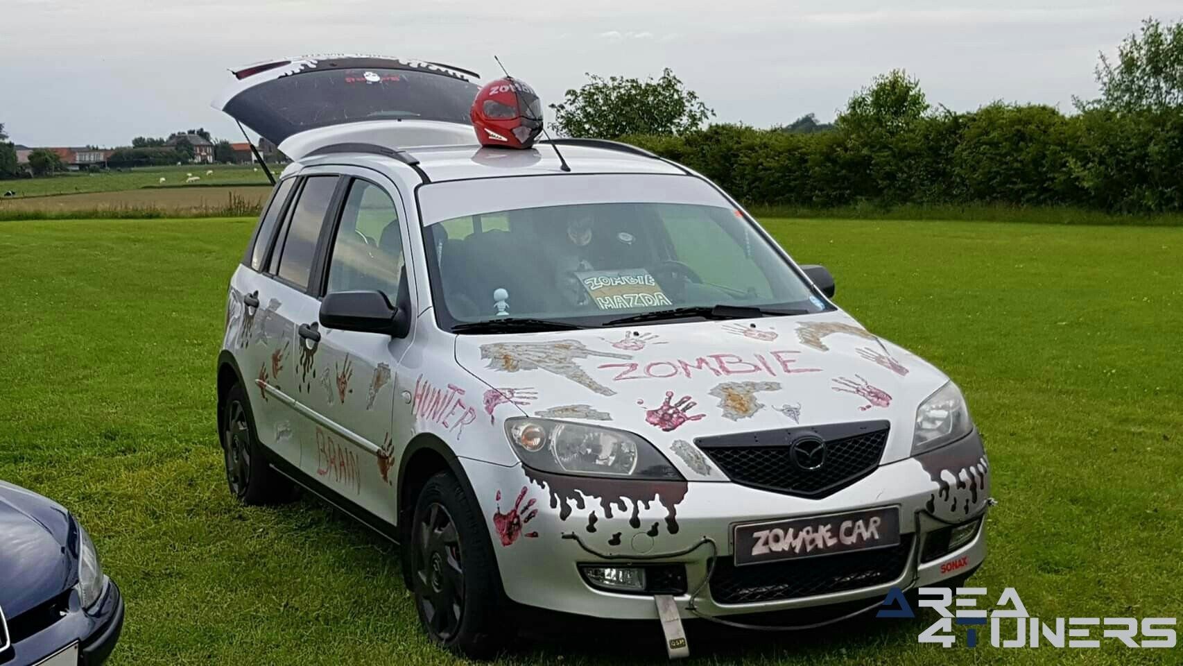 Lowsquad & Gaz
Imagen del reportaje de la revista Tuning Area4tuners.es, de la
concentración de coches Tuning del año 2019 en Taintignies Rumes Bélgica