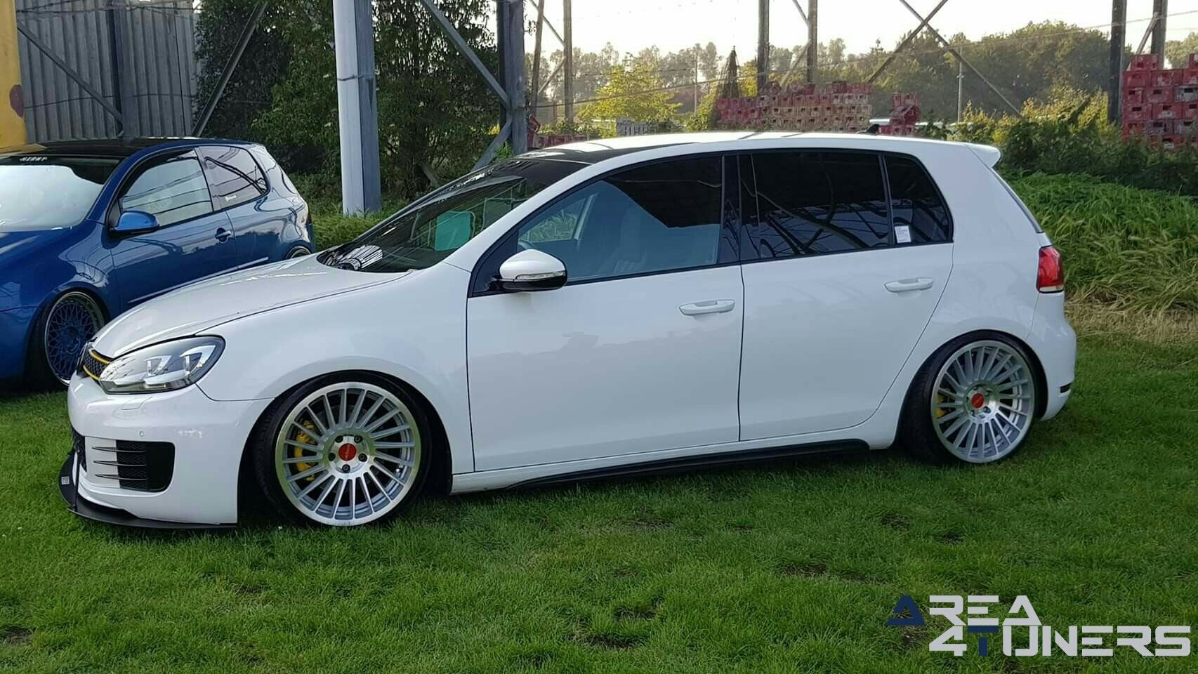 Tuning Night Komen
Imagen del reportaje de la revista Tuning Area4tuners.es, de la
concentración de coches Tuning del año 2019 en Komen Bélgica