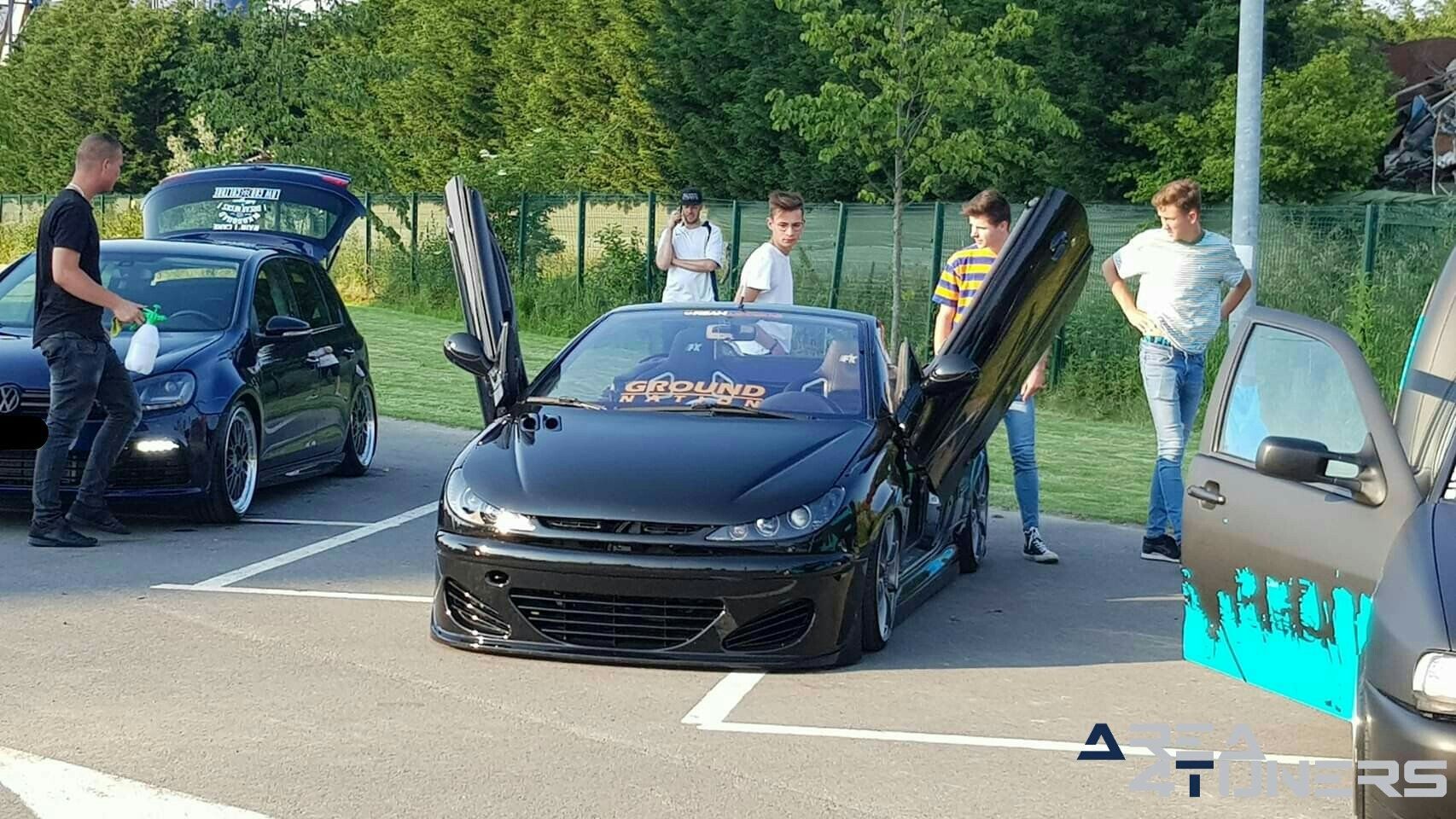 Tuning Night Komen
Imagen del reportaje de la revista Tuning Area4tuners.es, de la
concentración de coches Tuning del año 2019 en Komen Bélgica